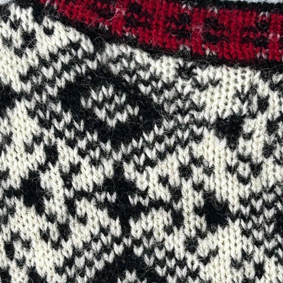 Cambridge Wool Sweater Christmas Fair Isle Red Black Silver Clasp Size Medium - Picture 9 of 12